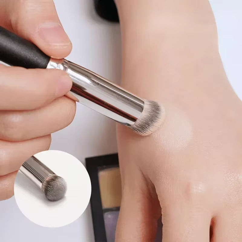 Achieve Flawless Beauty with Our Premium Foundation Concealer Brush - Perfect for Contouring and Blending!